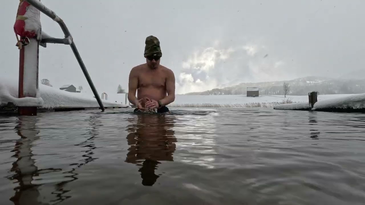 Natureisbad weil das Überleben im Eiswasser soo gut tut.T2 #survival #outdoor #eisbaden #winter #eis