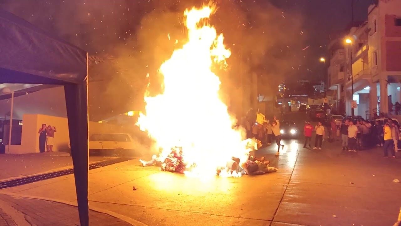 Asi se Celebra el Año Nuevo 2022 en Ecuador - Quema de Año Viejo VIRAL!