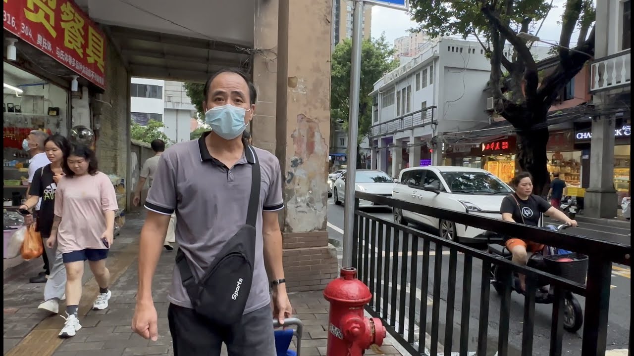 周末同太太一起，逛廣州老城西關龍津路街場買菜的實況拍攝。街坊們流傳老城中的“龍津路”街市肉菜價格，比其它街市便宜。但逛街市買菜的街坊比想象中的要少。西華路”紅城川菜“吃酸菜鱼，出品味道一般但價錢不贵。