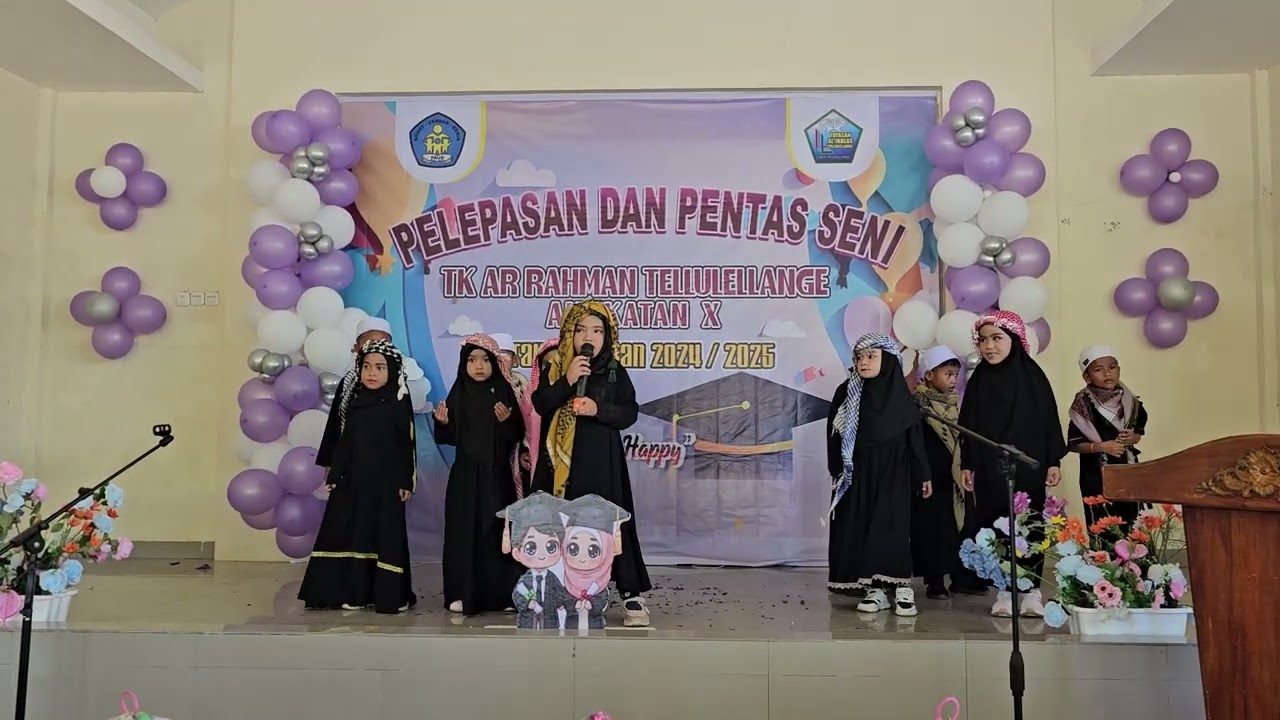 Penampilan tari paduppa dan lagu islami