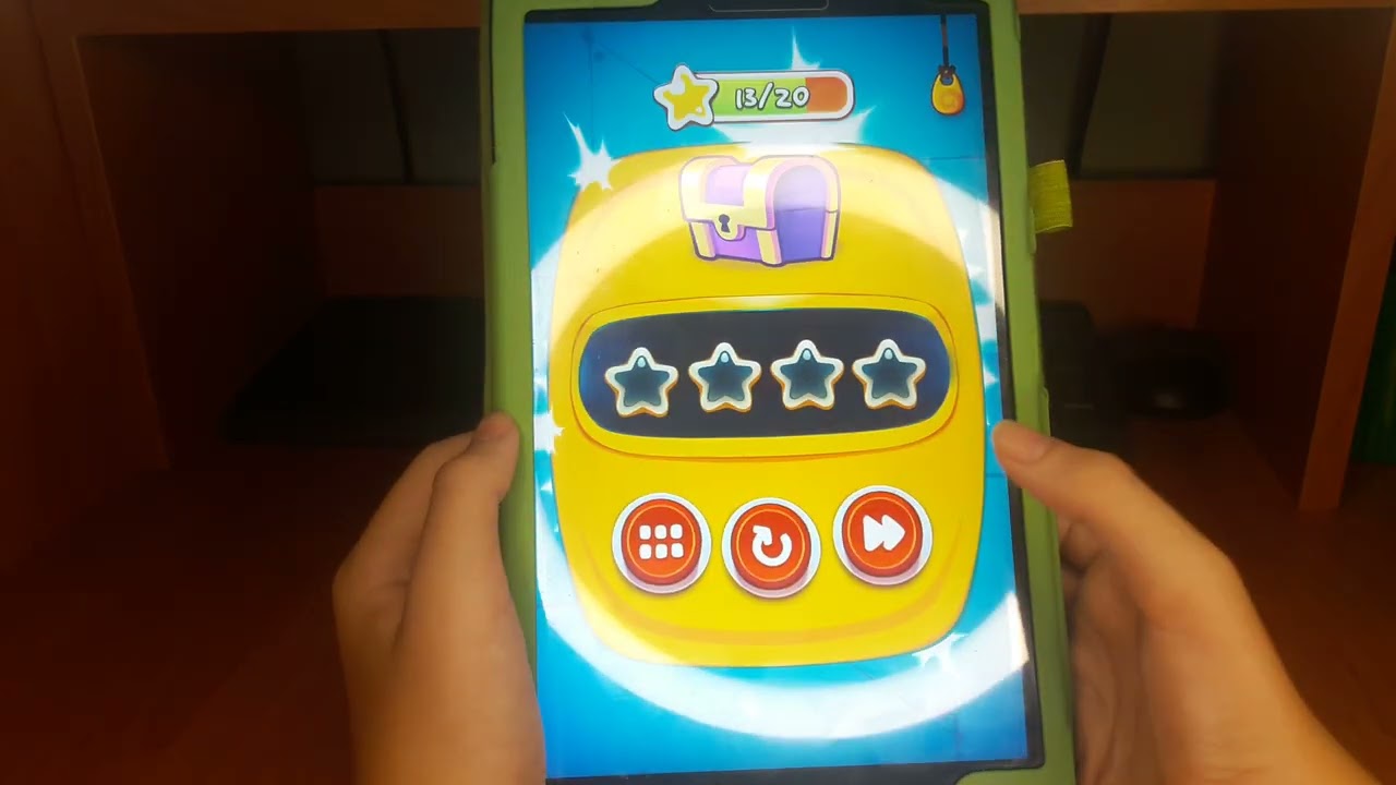 Играю в игру Cut the rope time travel (Ам ням). Пройденные уровни ( 3 глава 1-15).