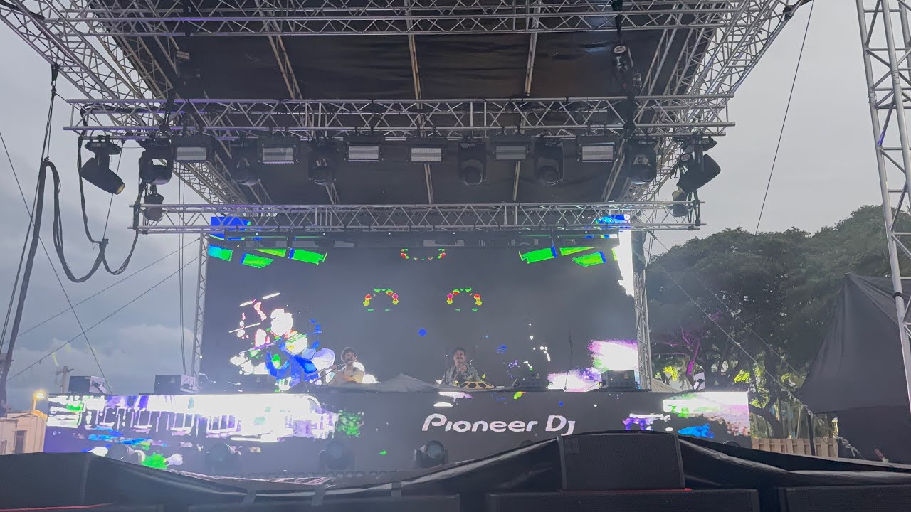 Cam steen with noisemaker live in Hawaii(4k)
