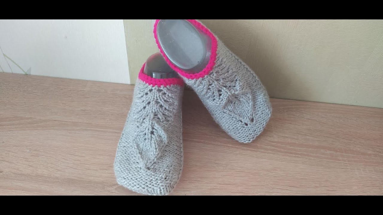 Тапочки с ажурным листиком.Hausschuhe mit Stricknadeln mit Untertiteln