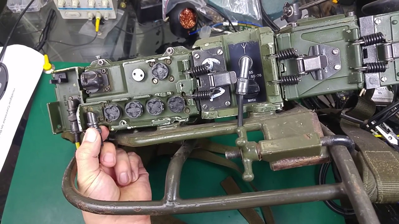 (RT351 с усилителем) Установка PRC 352 на раме с генератором с ручным приводом, аккумулятором 1 А&middot;ч и SURF