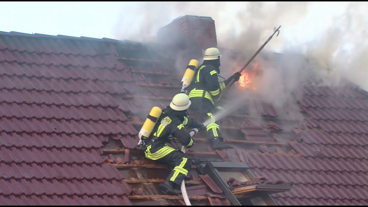 ERST BRENNT NUR EINE MÜLLTONNE - DANN DER GESAMTE DACHSTUHL -    FEUERWEHR UND DRK IM EINSATZ