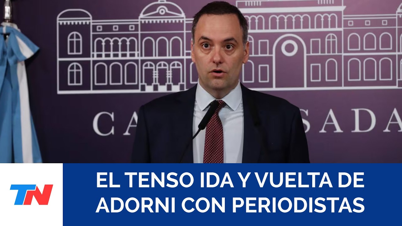 La tensa conferencia de prensa de Manuel Adorni con periodistas tras las pol&eacute;micas por sus viajes