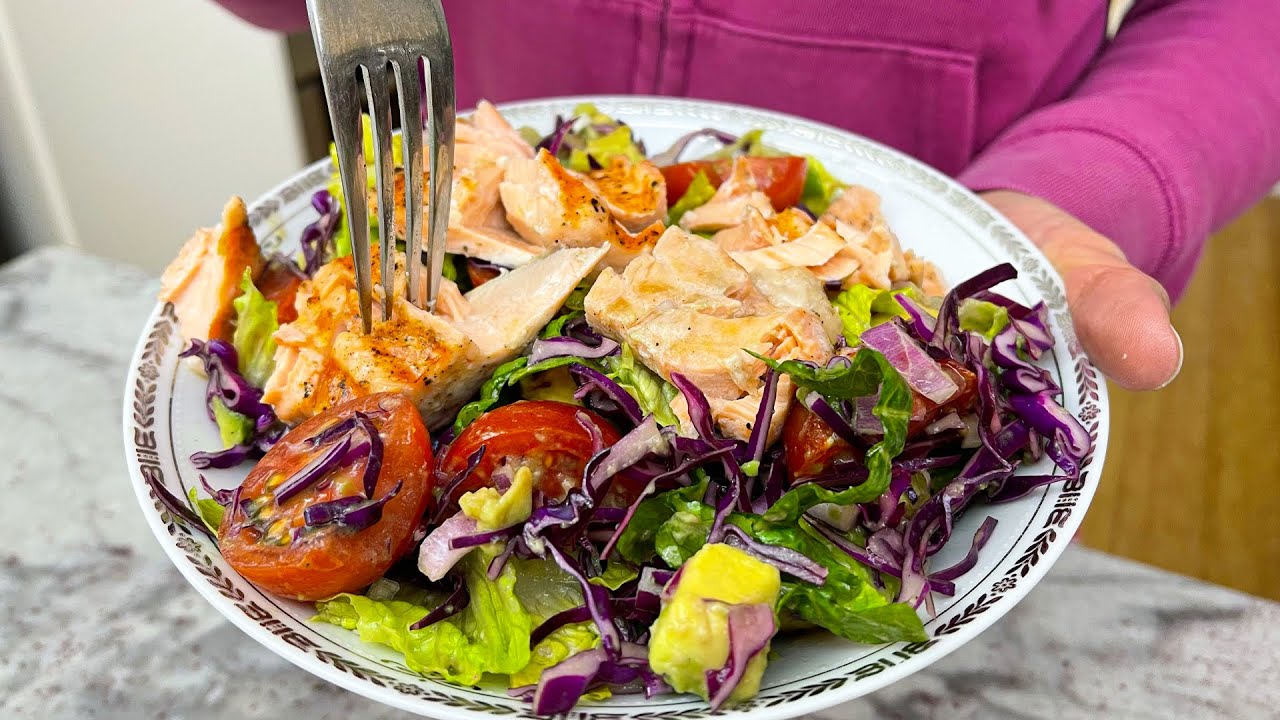 Вкусный салат из лосося, авокадо и красной капусты. Это здорово и очень вкусно!