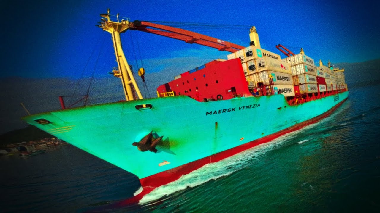 Navio porta-contêineres MAERSK VENEZIA no estuário de Santos.