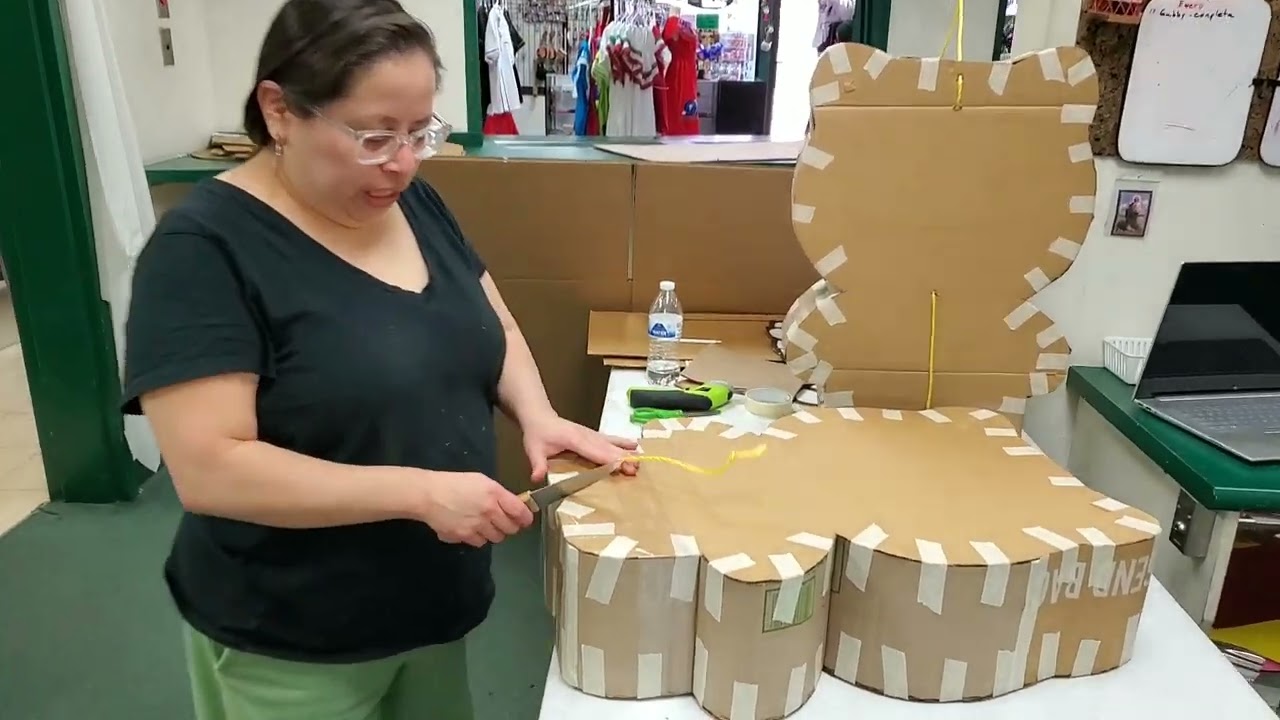 como hacer la base con carton reciclale de piñata hello kitty primera parte