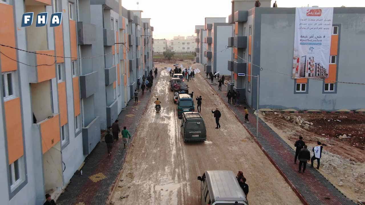 فريق ملهم التطوعي ينقل عشرات العوائل من مخيم إلى وحدات سكنية في ريف مدينة أعزاز