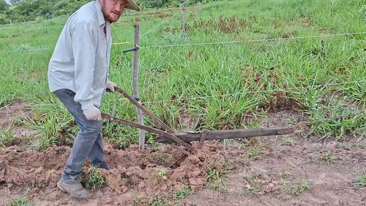 Abrindo valeta para irrigação fizemos uma gambiarra 