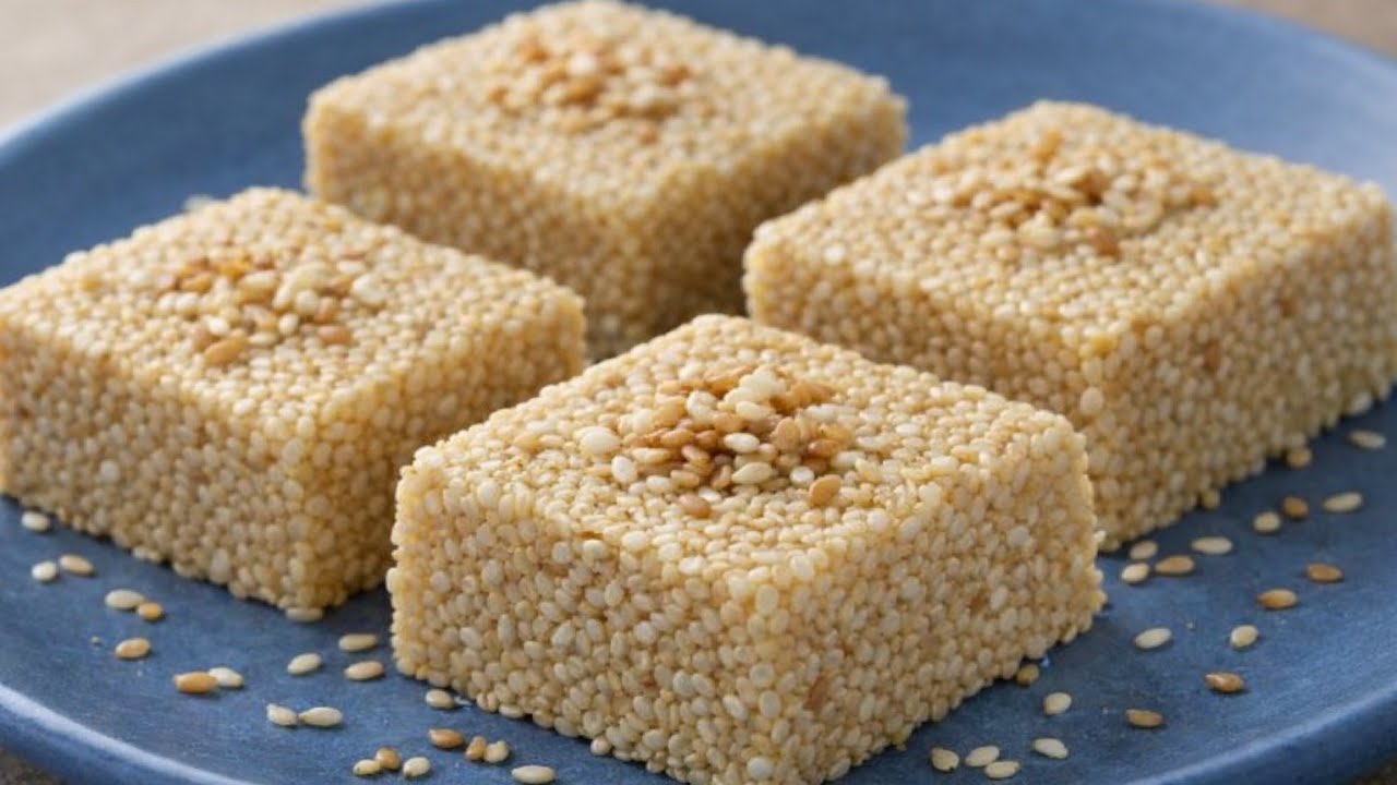 सिर्फ तीन ingredients में से बनाएं यह मुंह में घुल जाने वाली तिल मूंगफली की बर्फी