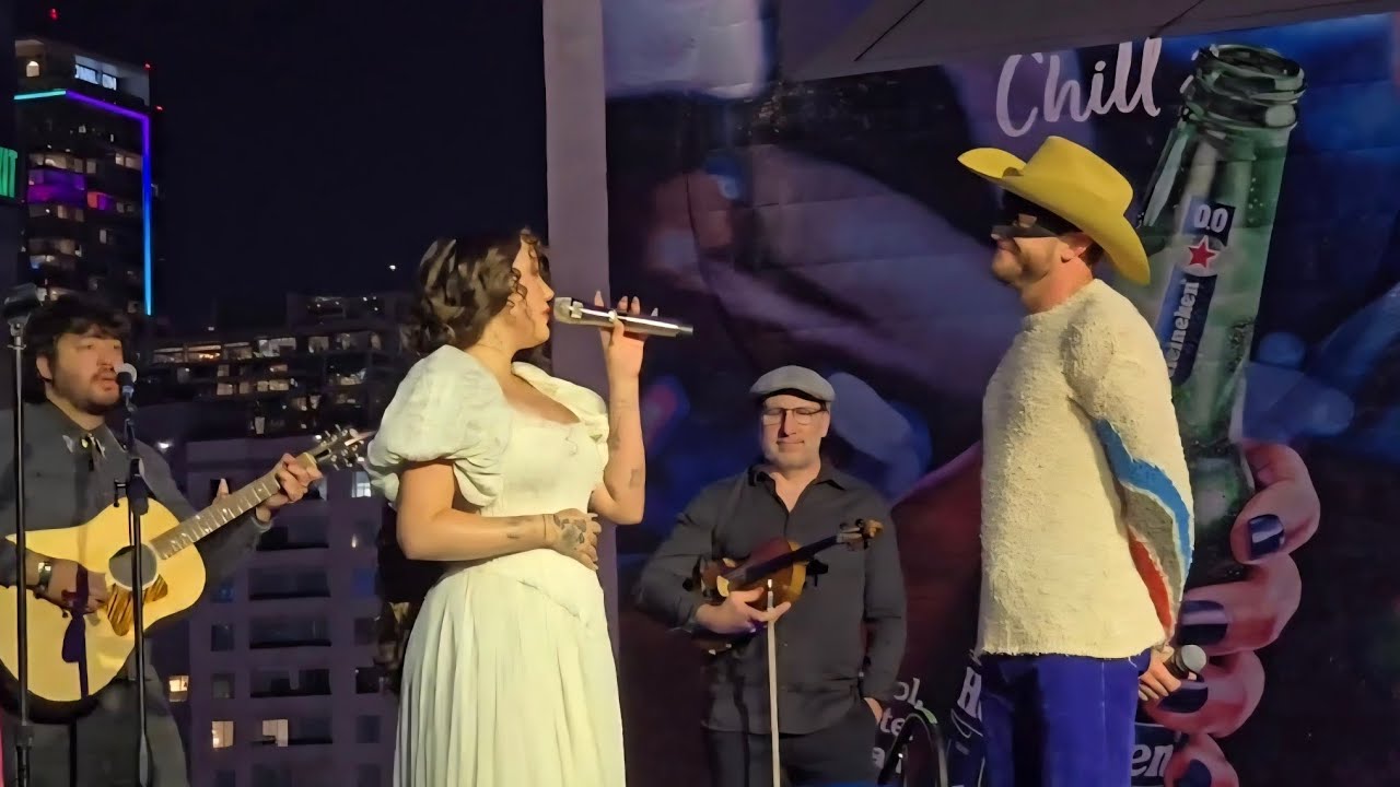 Noah Cyrus feat. Orville Peck - Love Is A Canyon (live)
