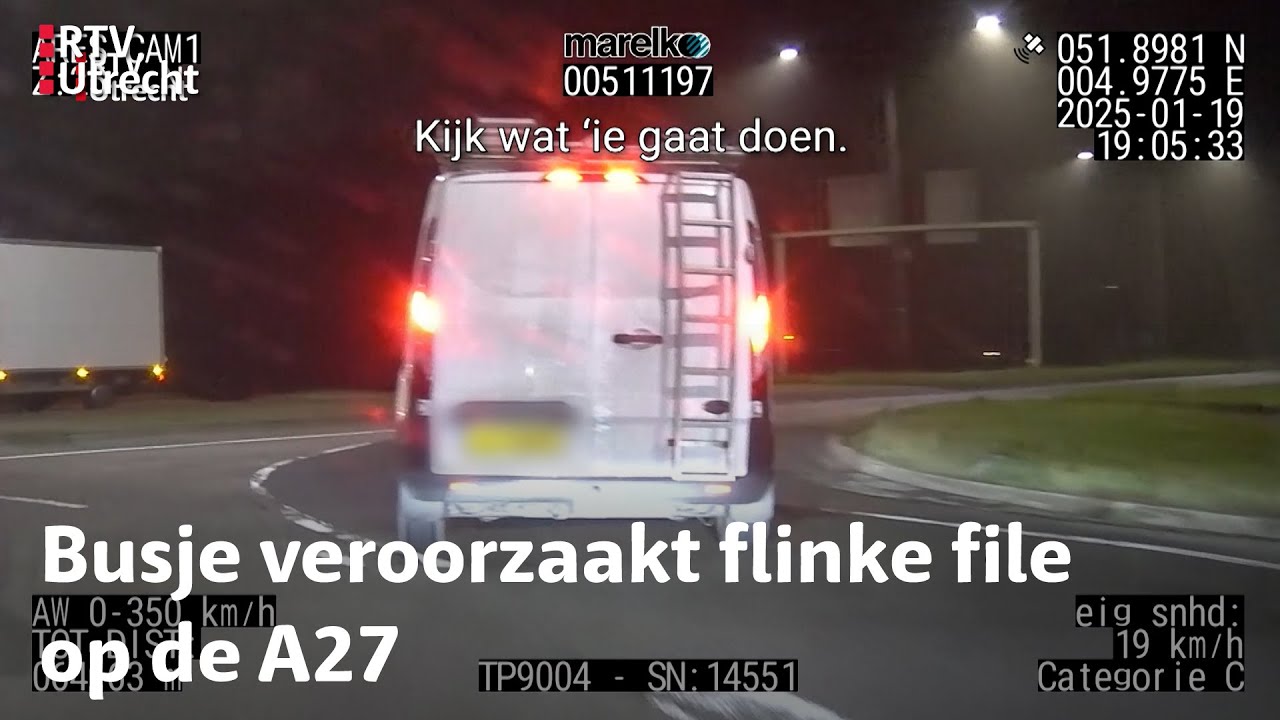 Verkeerspolitie krijgt met moeite een slingerend busje van de snelweg | RTV Utrecht