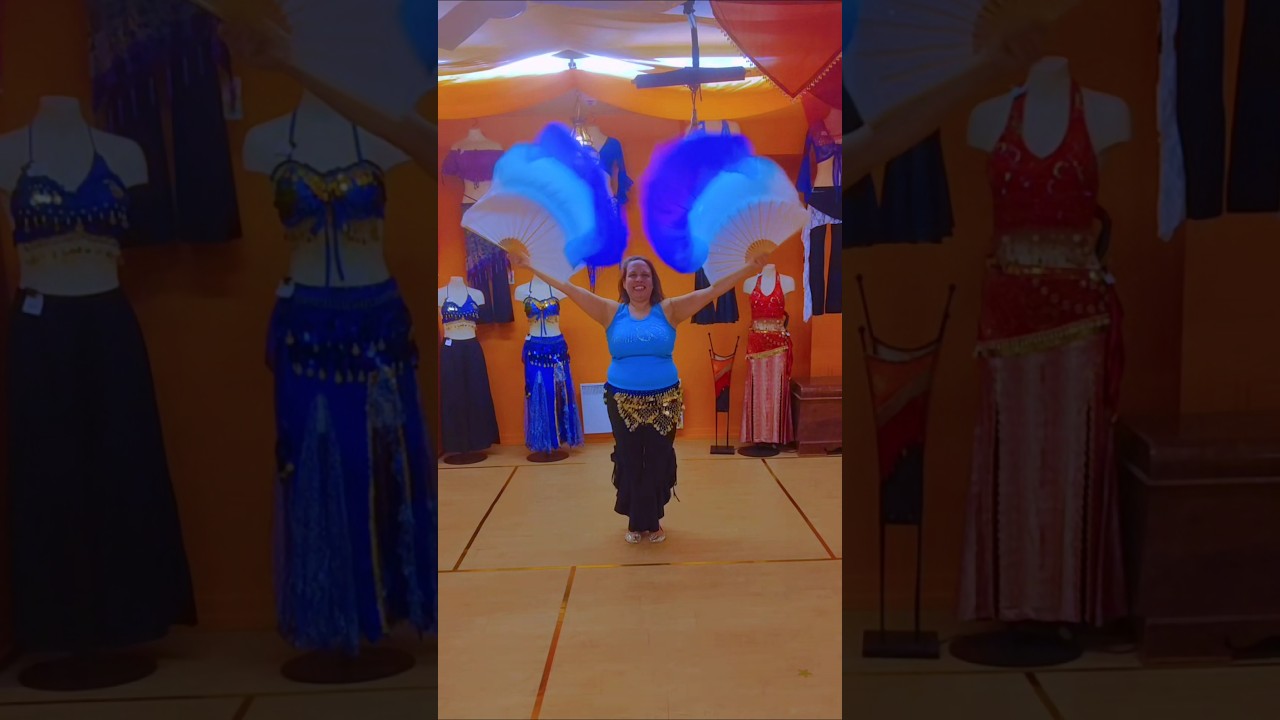 Pratique avec double &eacute;ventails voiles en ajoutant un peu de shimmie
