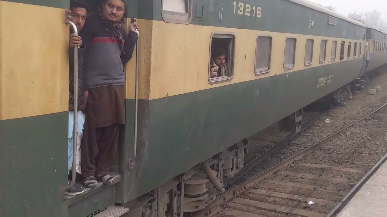Cheapest Train Awam Express reaching Lahore Pakistan Railways 