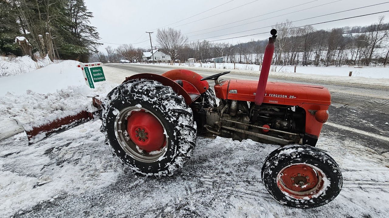 ​70 Year Old Tractor Massey Ferguson 35 is Still Plowing Snow!
