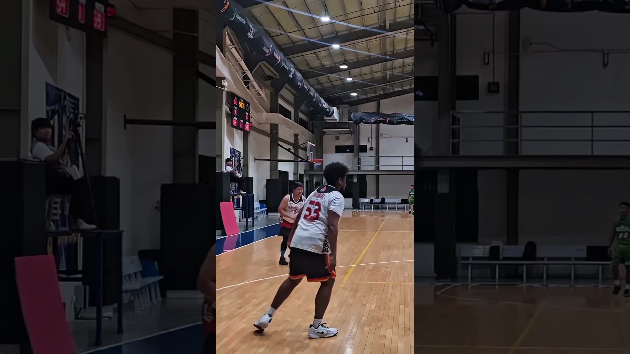 🚫 NULLAR SAYS NOT TODAY!Big block → fast break transition →🎯 Coach D pulls up… SWOOSH!