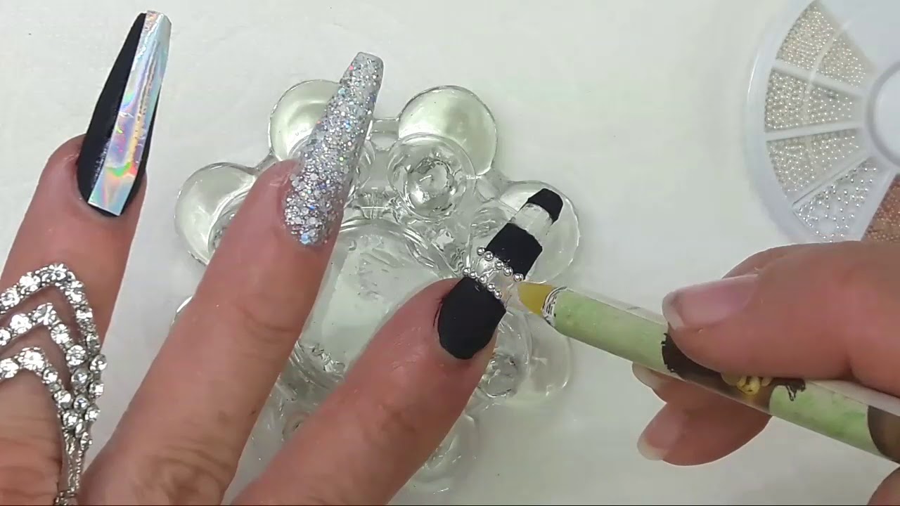 Uñas acrílicas difuminadas negro y plata con técnica de navaja + Swarovski