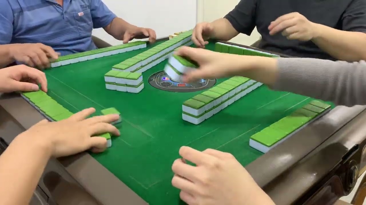 Mahjong187. 廣東牌10番512有花🀄️爆笑二人組局五回之三：棄糊要做平衡，免得捱自摸。見雷兄咁想玩我成全佢￼，踢佢出嚟同鷹仔抗衡🤣