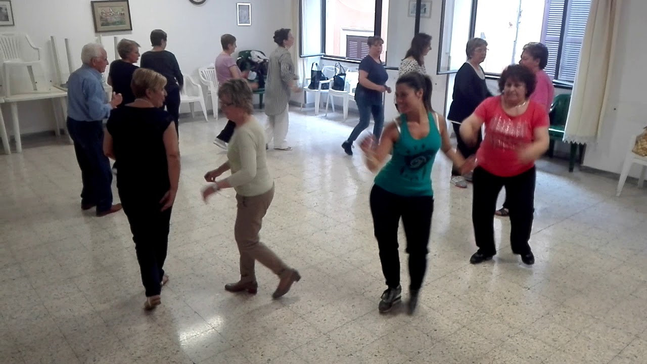 Ballo di gruppo salsa in cerchio