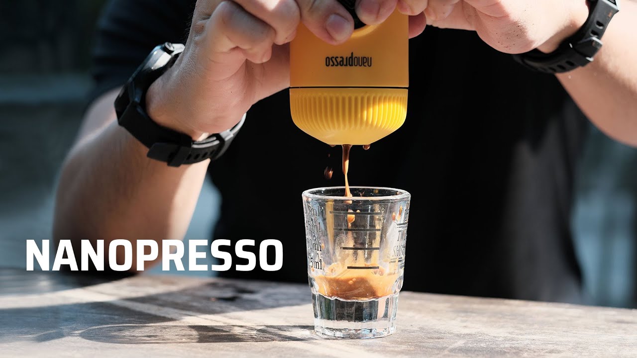 Trên tay máy pha espresso bóp tay Wacaco Nanopresso