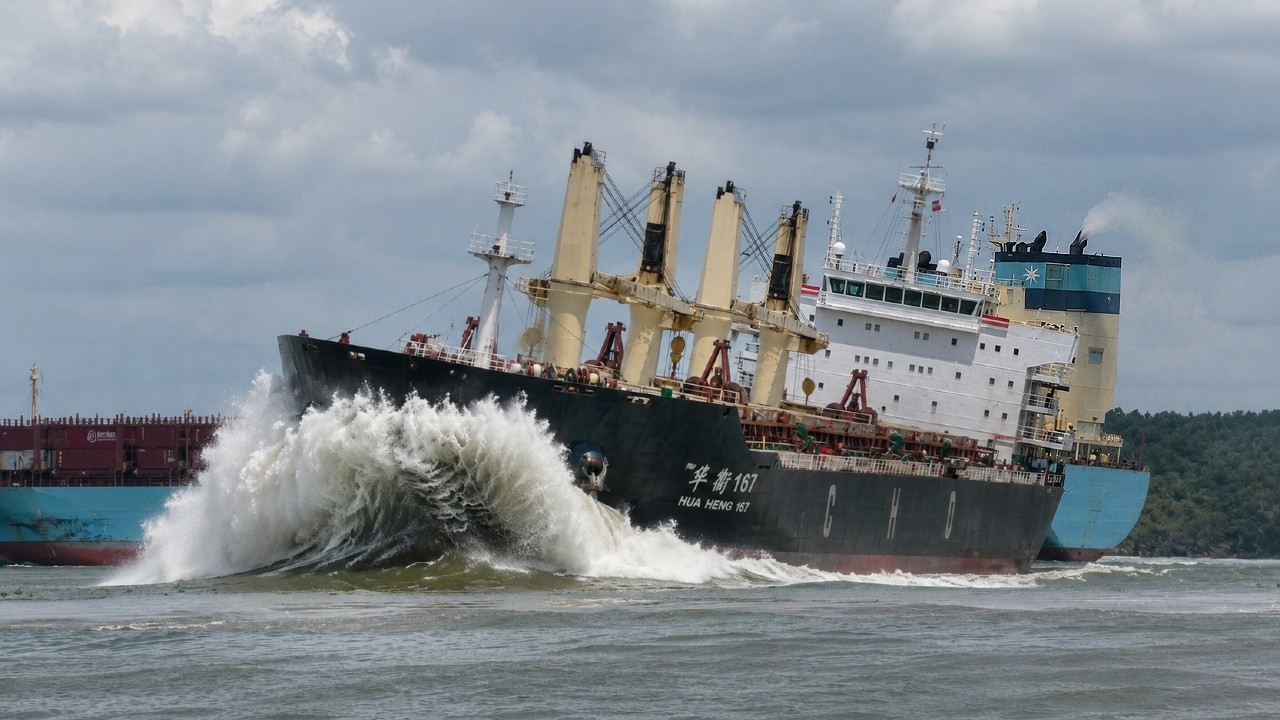 ULTIMATE TENSION - MAERSK Keelung's Risky Maneuver Against 2 Cargo Giants #shipspotting