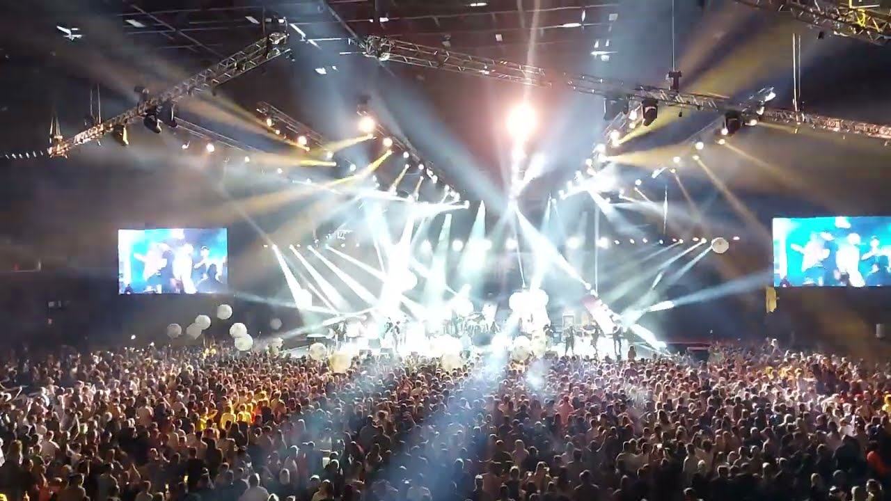 Francois van Coke & Vriende - Dagdrome in Suburbia Live by die SunBet Arena