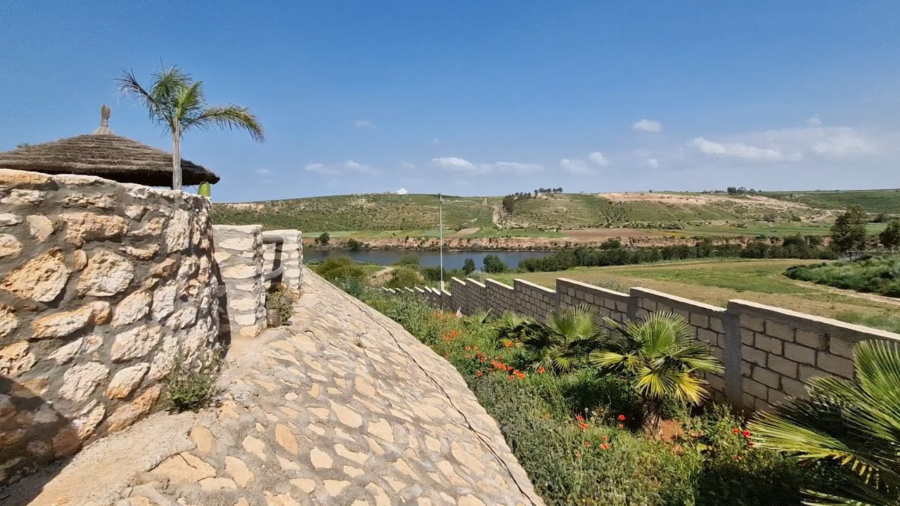 فيرما  جميلة 3 هكتارات 7 كلم على ازمور بالفيلا والبئر تطل على واد ام الربيع