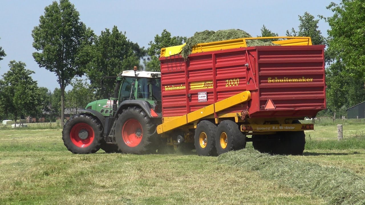 Fendt Favorit 920 Vario met Schuitemaker Rapide 2000 aan het gras oprapen (2015)