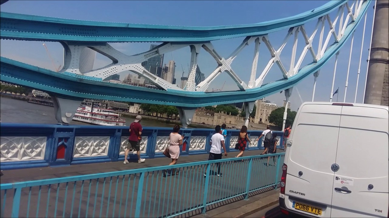 Tower Bridge, jedyny zwodzony most w Londynie w akcji.
