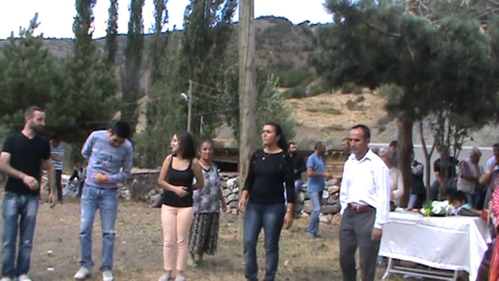 OKULUN BAHÇESİNDE NECLA YILMAZIN NİŞANI  kabak halayı MECNUN CEZİK ARŞİV