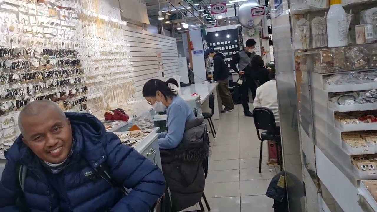 Shopping Brooch di Namdaemun, Seoul,Korea Selatan