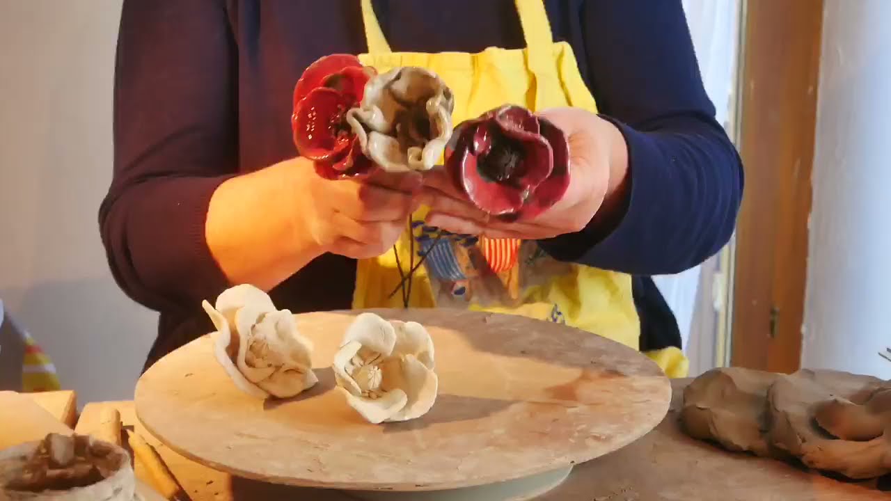 Tutoriel du modelage d’une fleur en céramique, poterie.