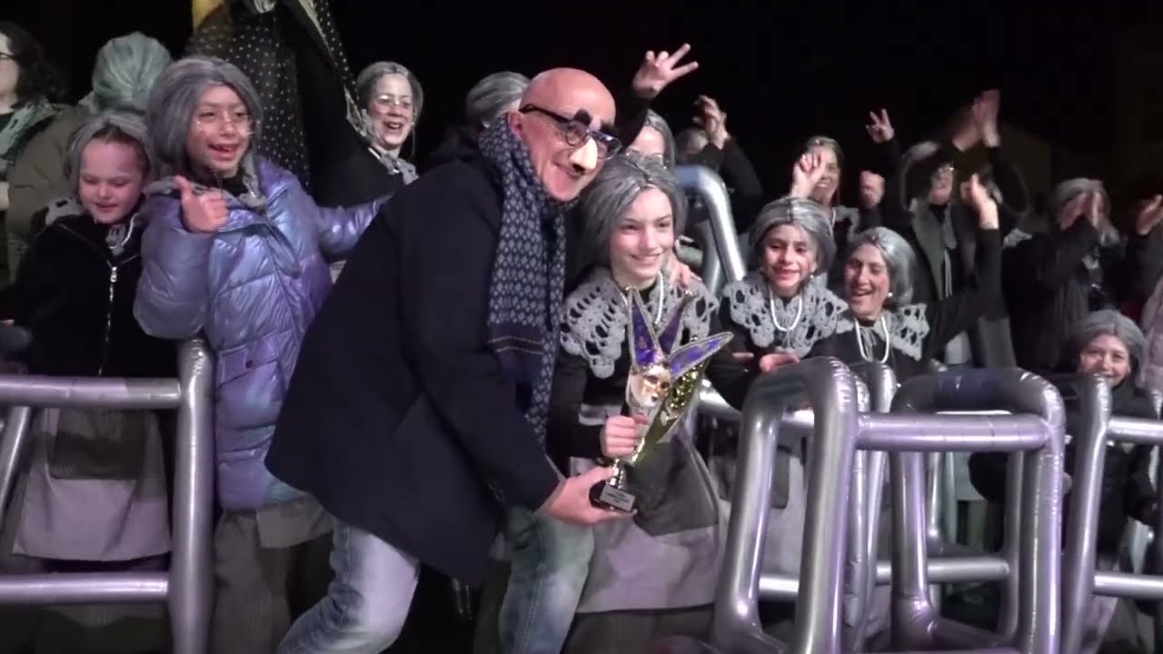 Multitudinària rua de Carnaval d’Igualada amb una nova victòria del Camp del Rei