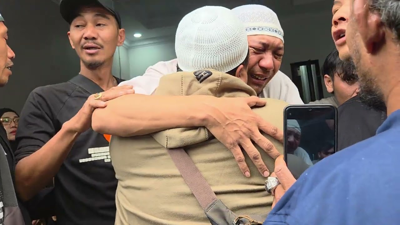 Tangis Suami Mpok Alpa, Ajie Darmaji Sebelum Pergi Melaksanakan Salat Jenazah 