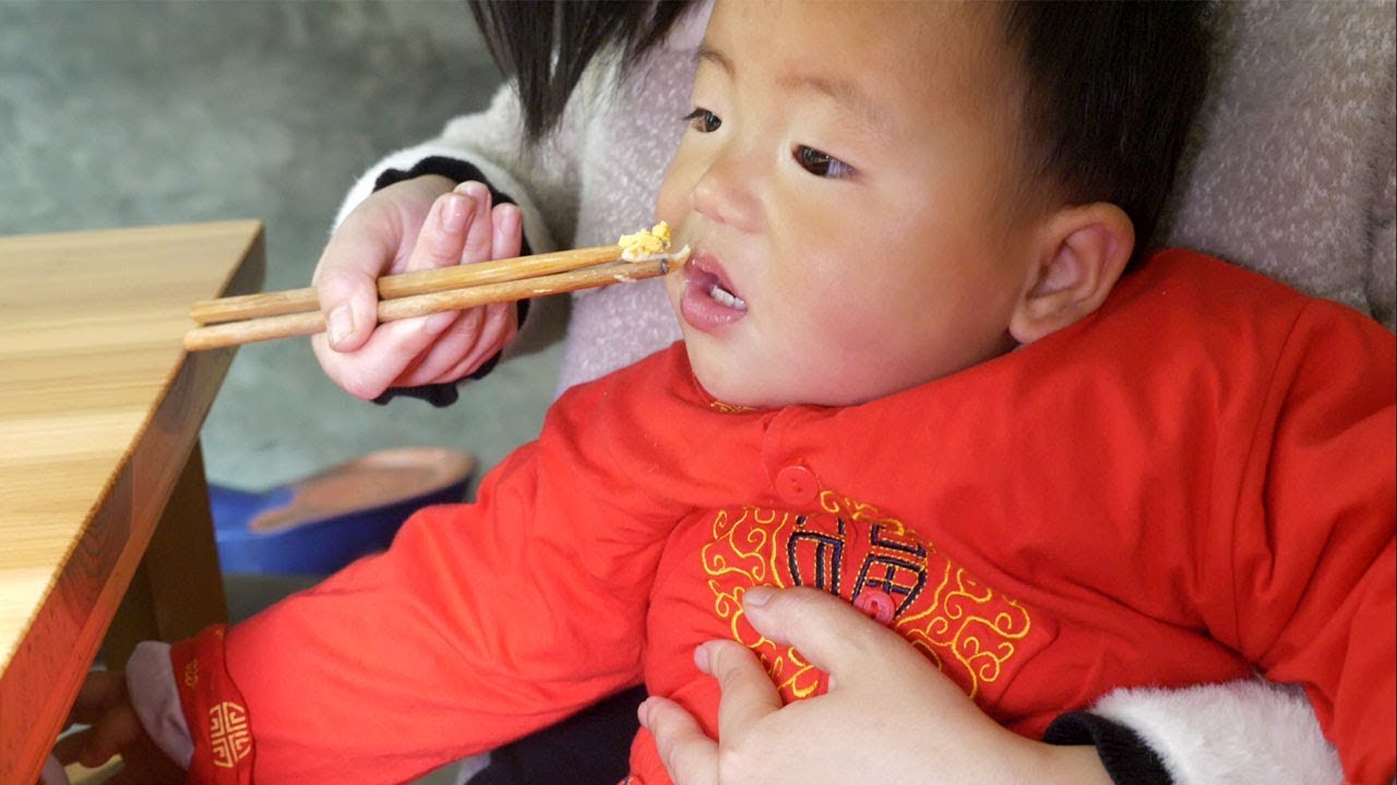 女兒滿壹周歲，農村媳婦燉雞肉，炒米粉煮紅蛋，女兒吃得津津有味