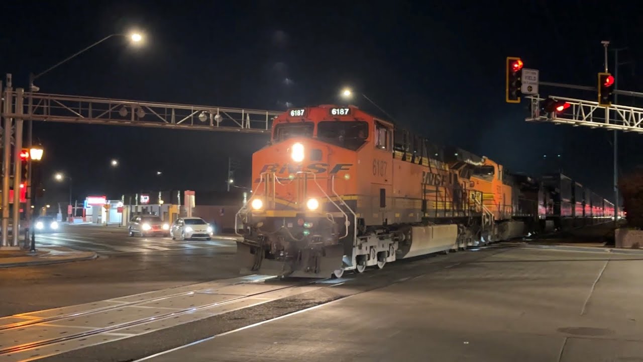 (Stuck Horn!) BNSF 6187 blasts through Glendale, Arizona