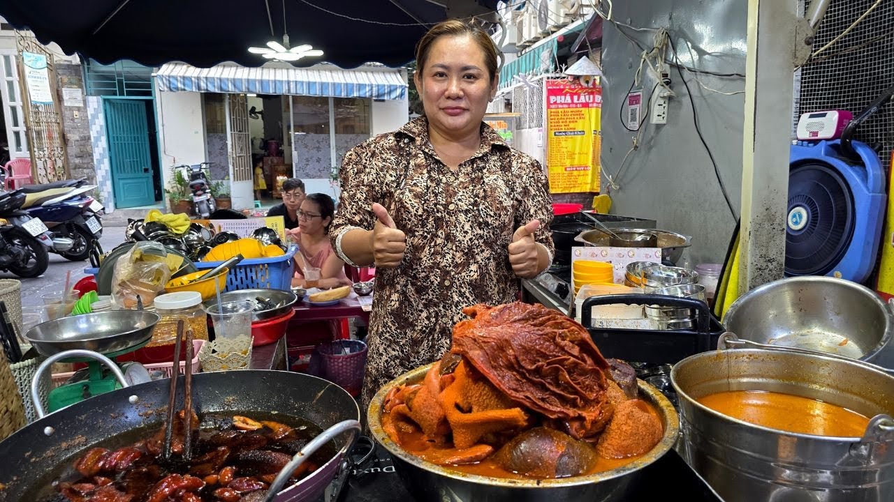 Bà trùm phá lấu da beo Sài Gòn tất bật cắt tổ ong, nồi phá lấu nước dừa lúc nào cũng đầy ấp