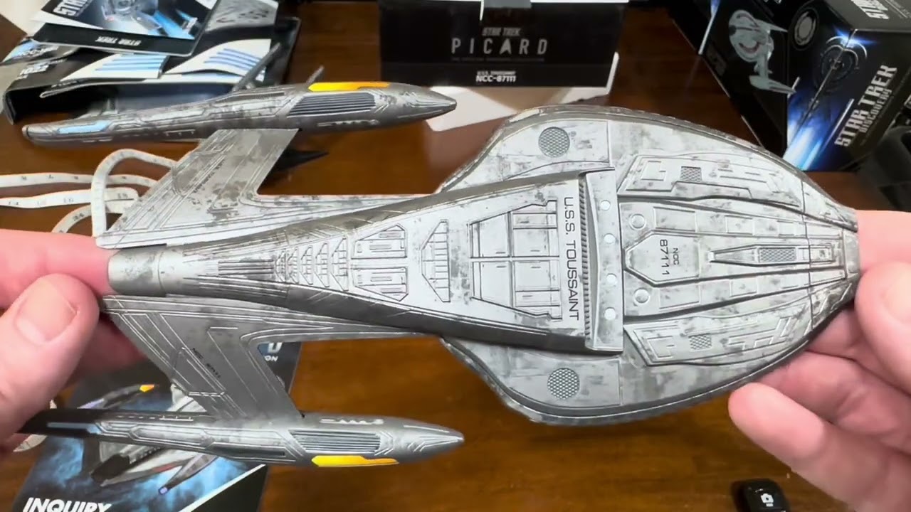 Réplica maestra del USS Toussaint NCC 87111 de Eaglemoss