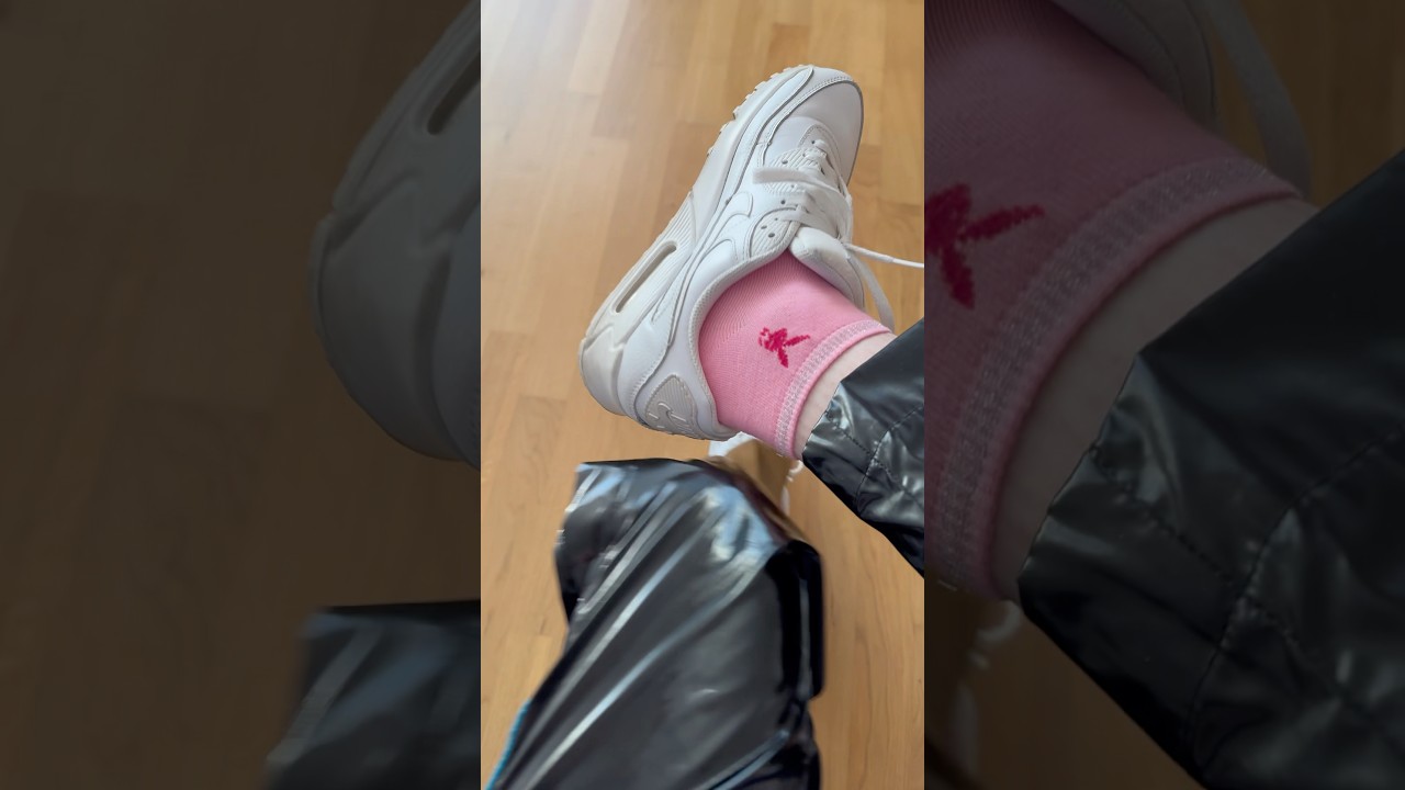 Nike Air Max 90 on feet rose Girl socks with Adidas Vinyl Pants