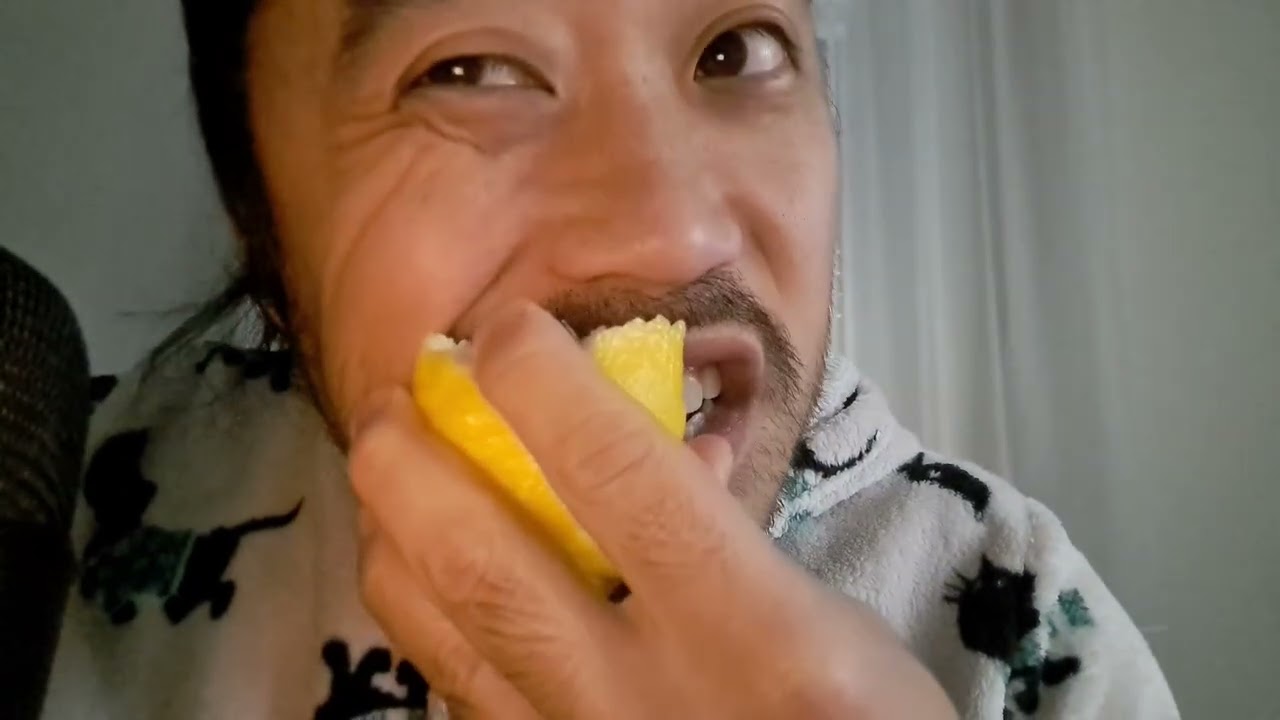 ASMR EATING SOUNDS - LEMON (NO TALKING)