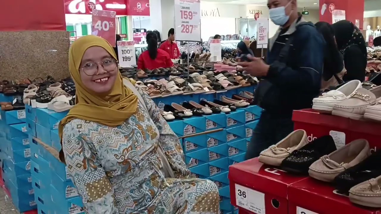 Royal Plaza, beli tas untuk adik Jombang 