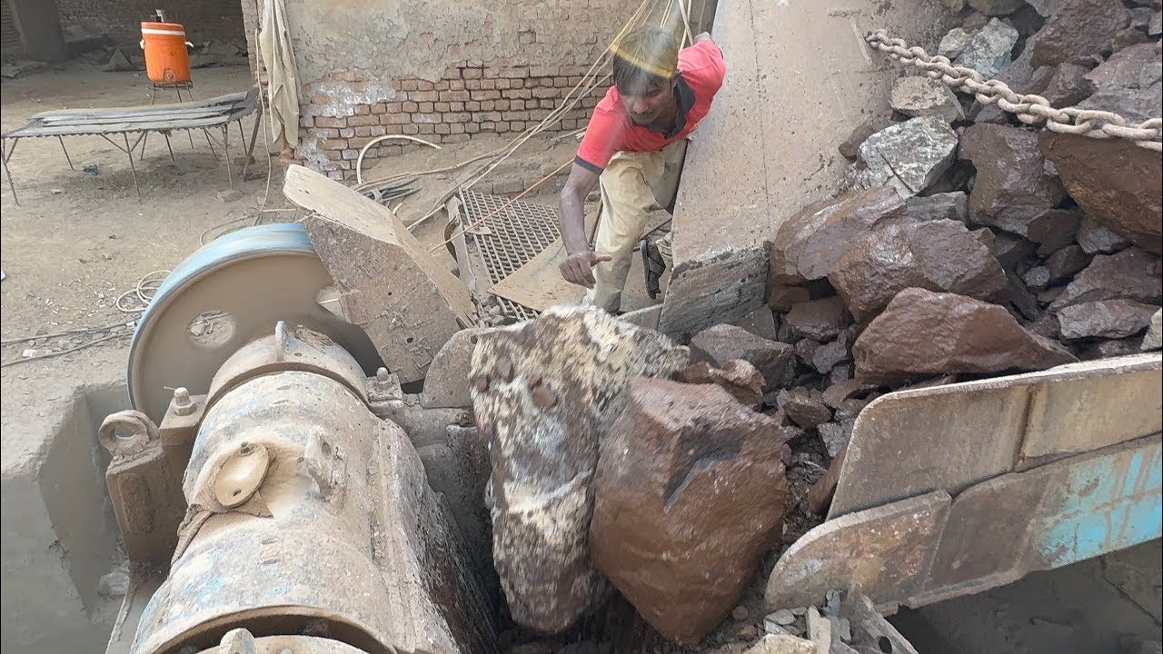 “Real Stone Crusher Power 💥 Giant Rocks Jammed in Hopper | Unstoppable Hammer Machine in Action