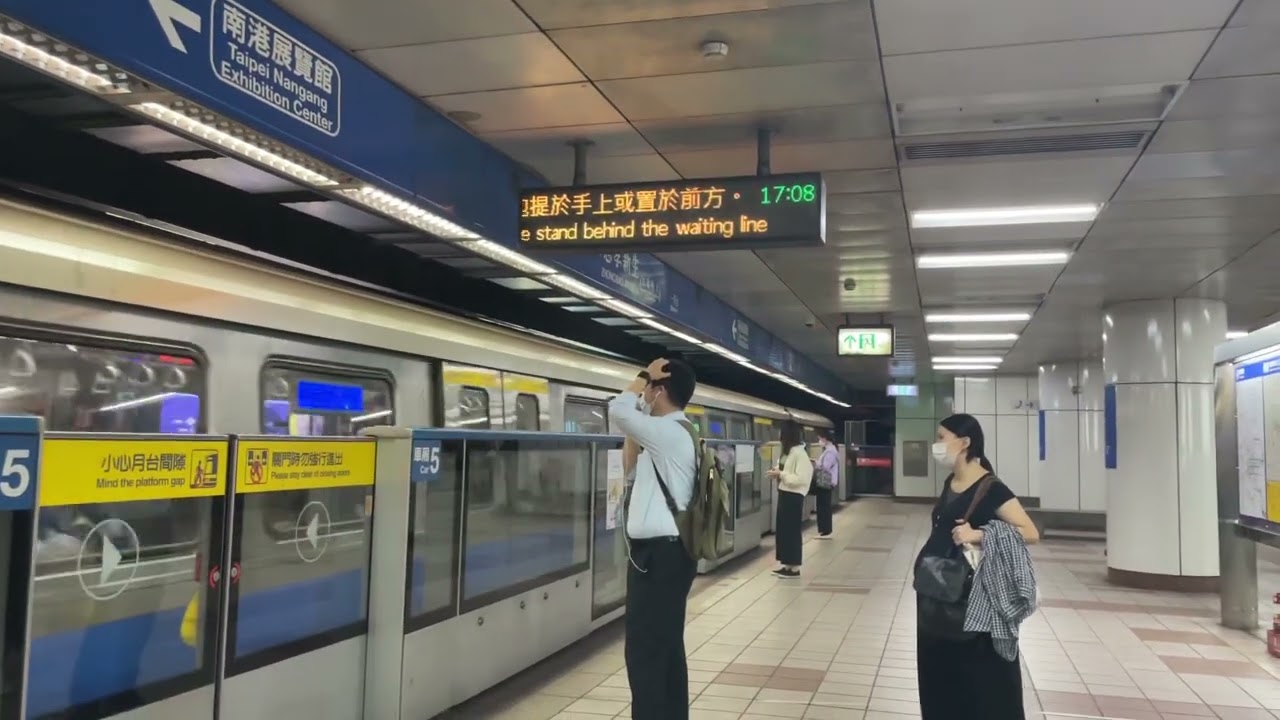 黑人牙膏廣告進站音樂限定 台北捷運321型電聯車往南港展覽館+往頂埔同時進入BL14忠孝新生站