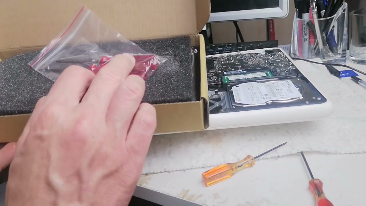 How to Quickly Replace battery Apple Macbook (A1331 A1342 2009-10)