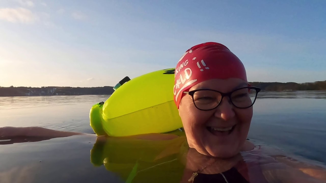 Isbadning i Hald S&oslash; i solopgang
