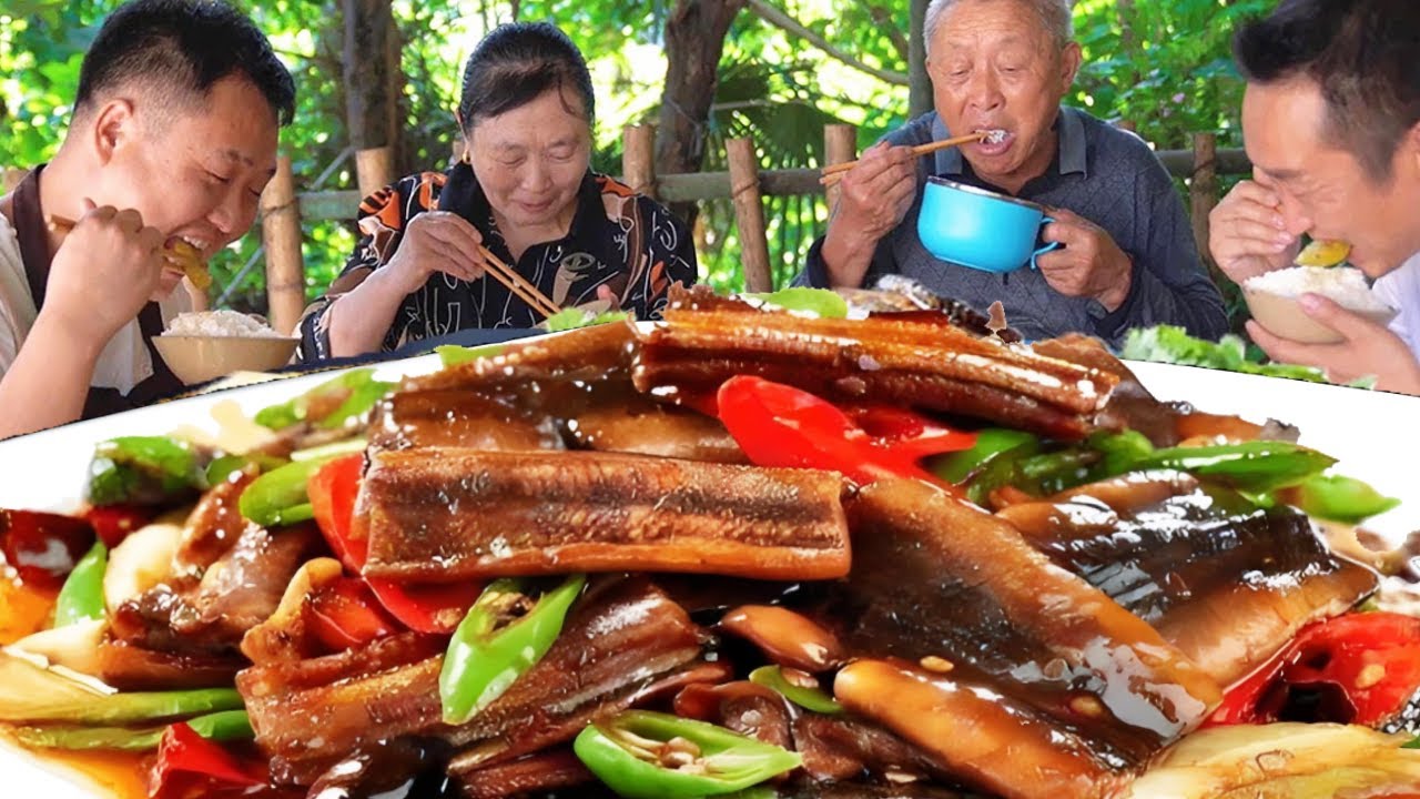 抓5條鱔魚，二弟做“黃瓜燉鱔魚”，又麻又辣全家人吃爽了【鐵鍋視頻】
