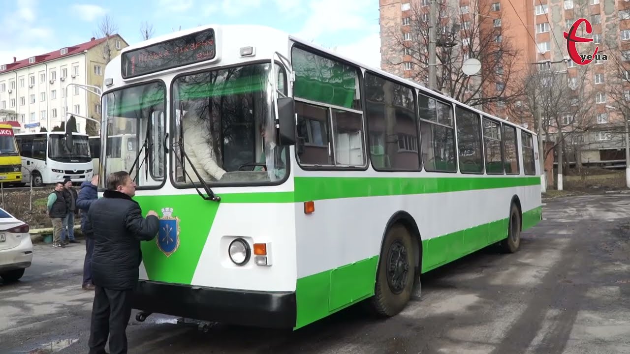 У Хмельницькому презентували тролейбус, перетворений з брухту на сучасний транспорт