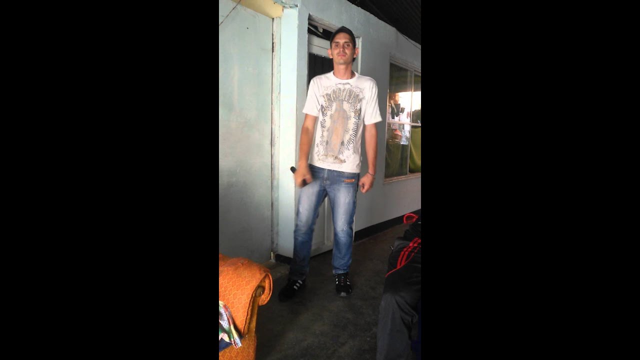 Vasito con agua con  la voz  de Miguel fino